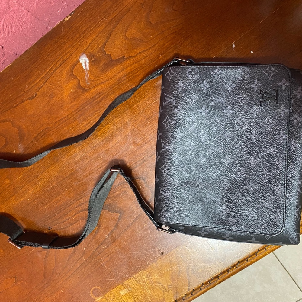 LOUIS VUITTON MESSENGER BAG